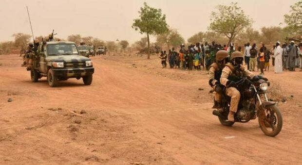 Burkina Faso, almeno 22 cristiani trucidati a raffiche di mitra davanti a una chiesa. «Attacco terroristico»