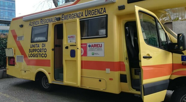 Vaccini a Milano, nei quartieri il camper che va a caccia di over 60