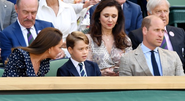 Il principino George a Wimbledon per la finale: «Tifo Djokovic». Le sue faccette conquistano i social