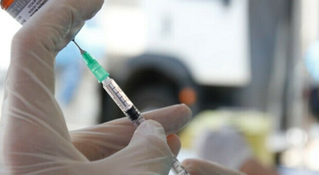 La Lombardia è la prima regione a superare l'80% di vaccinati. La Moratti esulta: «Proteggiamoci»