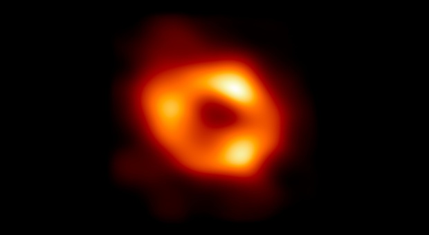 Fotografato il buco nero della via Lattea: è la prova che esiste. «È 4 milioni di volte più grande del sole»