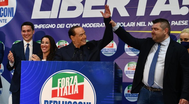 Berlusconi attacca l'America e la Nato (poi corregge)