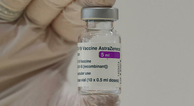 Vaccino AstraZeneca, l'Ema convoca gruppo di esperti: «Nuove raccomandazioni dopo il 6 aprile»