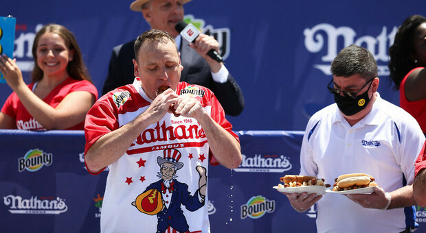 Usa, divora 76 hot dog in 10 minuti: Joey Chestnut da record