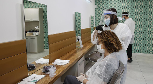 Fase 2, riaprono parrucchieri e centri estetici: ecco come proteggersi dal rischio contagio