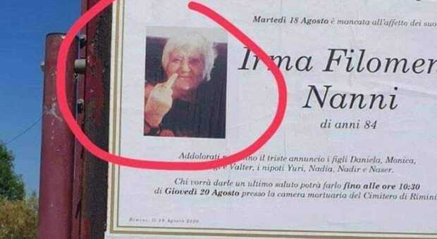 Manifesto funebre col dito medio, la foto che fa discutere: «Nonna Irma era proprio così»