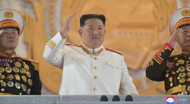 Kim Jong-un, il consiglio ai malati di Covid: «Fate i gargarismi con acqua salata»