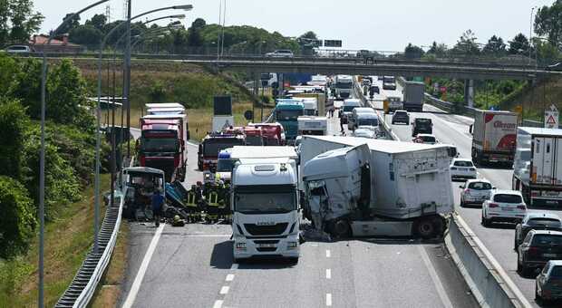 Schianto tra Tir nel tratto maledetto della A4: camionista di Chions incastrato, traffico bloccato