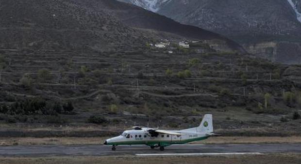 L'aereo si schianta, il pilota eroe muore ma salva 9 passeggeri