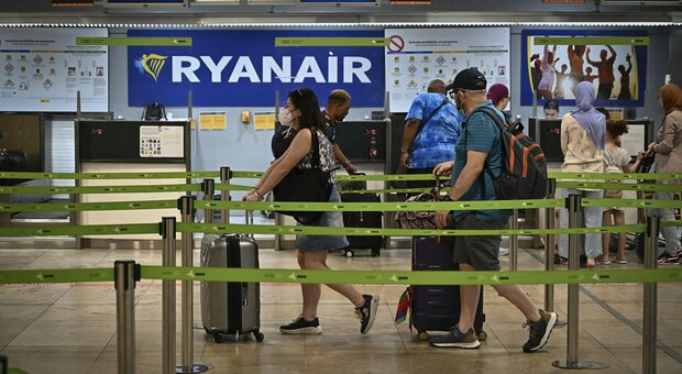 Ryanair, mamma fermata al gate del volo per Maiorca: le figlie di 9 e 11 anni viaggiano senza di lei