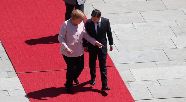 Malore per la Merkel durante l'incontro con il presidente ucraino: improvviso tremore