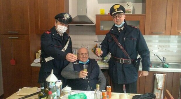 «Sono solo in casa, venite a farmi compagnia per il brindisi?»: carabinieri festeggiano con l'anziano 94enne FOTO