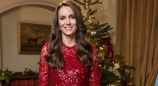 Kate Middleton in rosso natalizio per la cerimonia in onore della Regina Elisabetta: ecco quando