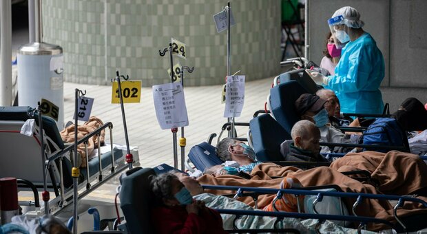 Covid, a Hong Kong è allarme: gli ospedali traboccano, record di morti e obitori al collasso