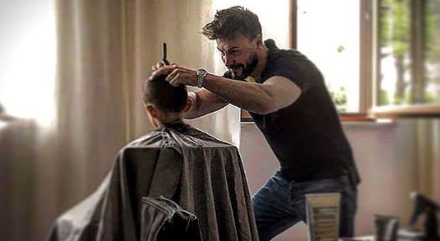 Christian, il parrucchiere che ha aperto un salone per i bambini autistici