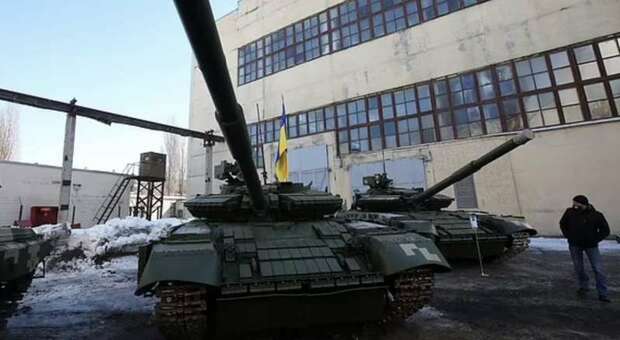 Tre carri armati diretti in Ucraina fermati dalla stradale sulla A30: «Revisione scaduta»