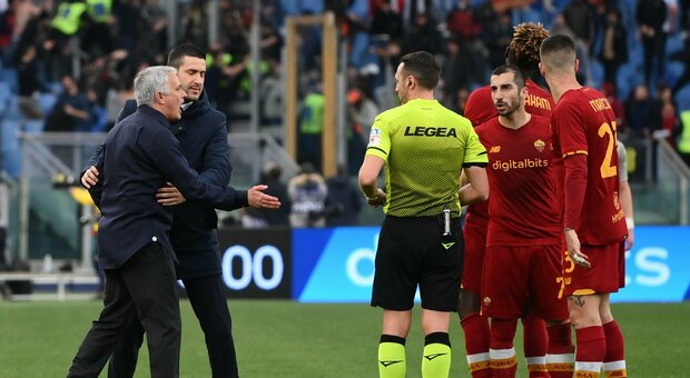 Ira Mourinho sull'arbitro dopo Roma-Genoa: «Noi piccolini agli occhi del potere»