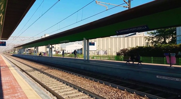 Travolto da un treno, muore suicida un uomo di 53 anni: «Si è sdraiato sui binari»