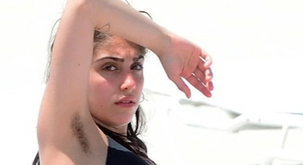 Lourdes in spiaggia, la figlia di Madonna con bikini e ascelle non depilate -Guarda