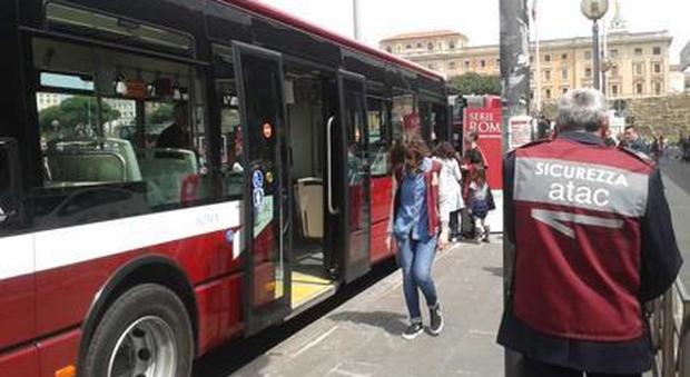 Il bus è bloccato da un'auto in doppia fila, passeggero si ribella: picchiato a sangue davanti la compagna