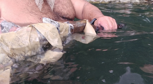 Mistero al lago di Albano: sul fondale ritrovato un fucile avvolto nel cellophane
