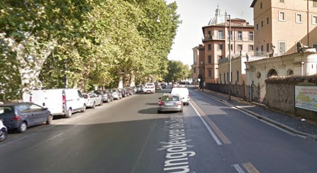 Auto si schianta contro un bus sul Lungotevere a Roma, poi scappa: tre feriti, due gravi. Caccia al pirata