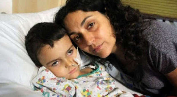 Il dramma del bimbo malato di cancro rapito dall'ospedale dai genitori. La Polizia: "È in Spagna"