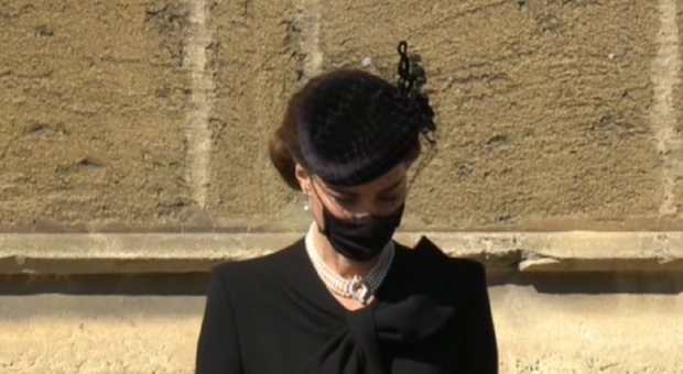 Principe Filippo, Kate Middleton impeccabile: la collana che indossa nasconde un significato