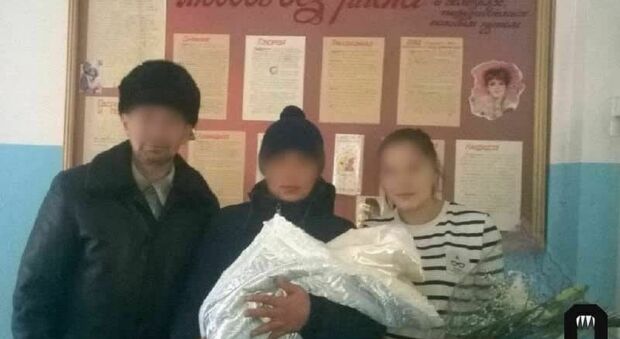 Uomo chiamato alle armi da Putin: la moglie disperata uccide la figlia piccola e tenta il suicidio
