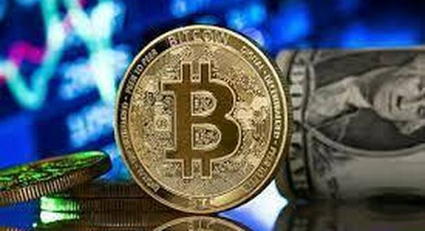 Crollo drastico del bitcoin: i proprietari di criptovalute perdono miliardi di dollari