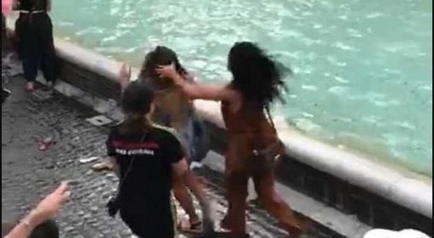 Maxi rissa per un selfie a Fontana di Trevi: schiaffi e pugni tra due famiglie di turisti
