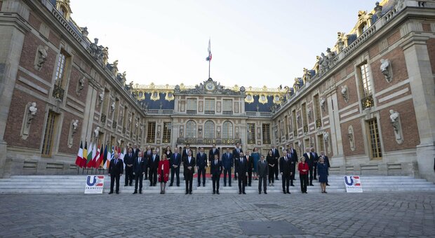 Il patto di Versailles: energia e difesa, i leader Ue accelerano. Macron: «Recovery di guerra da 100 miliardi»