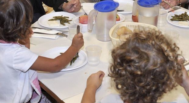 Genitori islamici in rivolta: «In mensa a scuola i nostri figli devono mangiare carne halal»