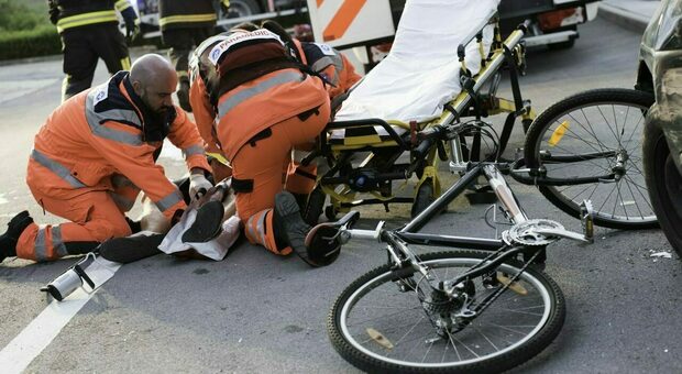 Auto in divieto di sosta nell'incrocio, ciclista si schianta e muore: Gabriella aveva 55 anni, il proprietario rinviato a giudizio