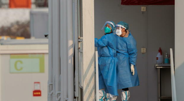 Covid, la Cina dice stop alla quarantena: siti di viaggi presi d'assalto, boom di voli verso l'estero