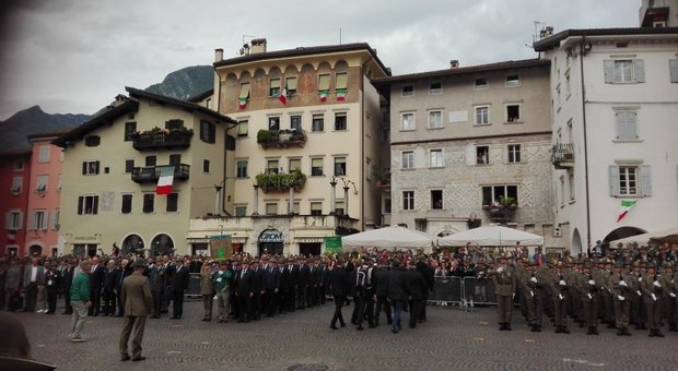 Raduno degli alpini a Trento, sabotati i treni: «Pista anarchica»