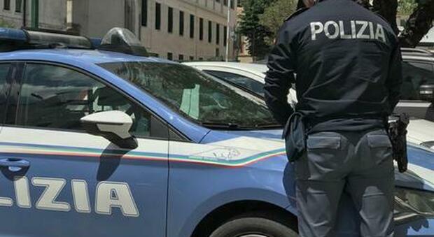 Milano, guai per un'ex guardia giurata: 14 chili di hashish in casa e 3 pistole scomparse