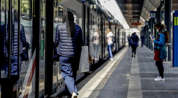 Due ragazze stuprate sullo stesso treno: fermati due giovani. Choc sulla Milano-Varese