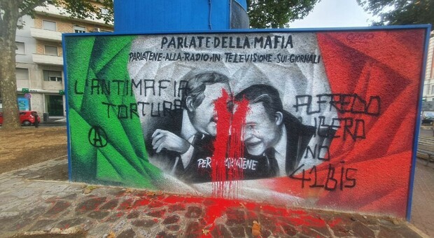 Roma, vandalizzato il murale per Falcone e Borsellino: «L'antimafia tortura, no al 41 bis»