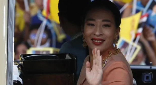 Thailandia, la principessa Bajrakitiyabha crolla per un malore: la favorita al trono ricoverata per arresto cardiaco