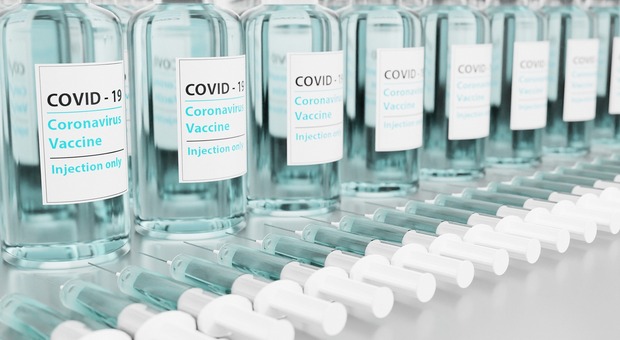 Vaccini Covid, mestruazioni abbondanti con Pfizer e Moderna: l'Ema inserisce un nuovo disturbo tra gli effetti collaterali