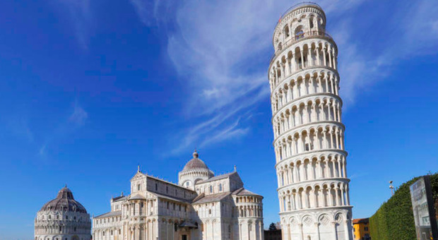 Drone impazzito va a sbattere contro la Torre di Pisa: nei guai due turisti messicani