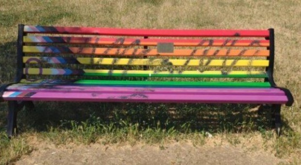 Firenze, vandalizzata la panchina arcobaleno Lgbt: contro la violenza transfobica