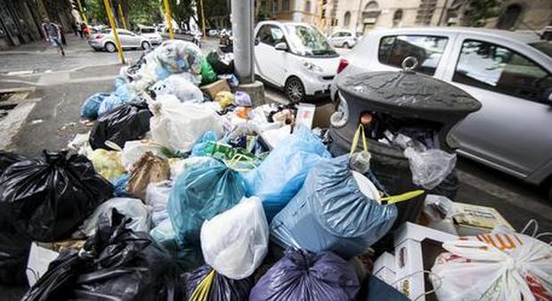 Tari Roma, boom di ricorsi contro la tassa sui rifiuti: «Odore insopportabile, costretti a chiudere le finestre: rimborsateci»