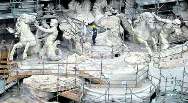 Fontana di Trevi, terminato il restauro della zona ​centrale: inizia la rimozione delle impalcature