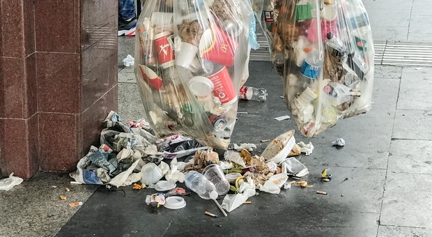Stazione Termini, caos rifiuti, protesta degli addetti alle pulizie: cassonetti stracolmi e immondizia a terra
