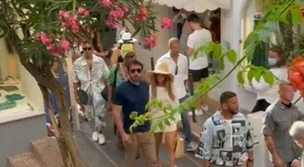 Jennifer Lopez e Ben Affleck sbarcano a Capri. Applausi e selfie per le vie del centro