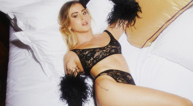 Valentina Ferragni, foto hot in lingerie: perizoma trasparente, pizzo e piume per fare colpo