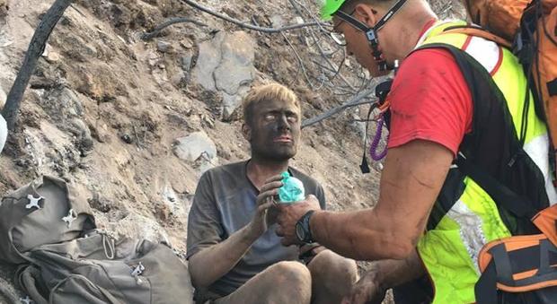 Disperso sulle montagne in fiamme, escursionista salvato dall'incendio: "Volto annerito, è ferito"