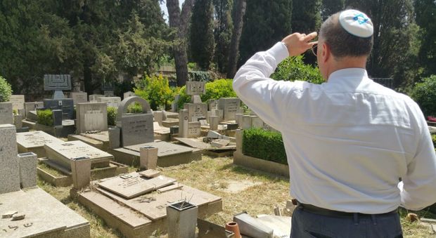 Roma, vandali al Verano: raid notturno, profanate decine di tombe anche nel settore ebraico